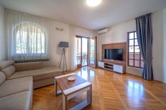 Luxury-Journey-7-TROKREVETNI-APARTMAN-SPRAT-I-3-1